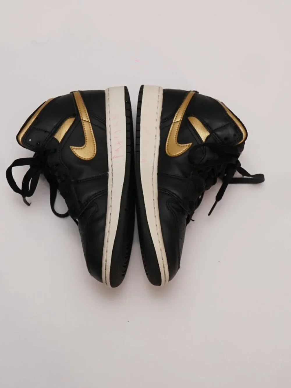 Nike Boys Air Jordan 1 Mid DQ8424-071 Black Gold-Tone Sneaker Size 3Y